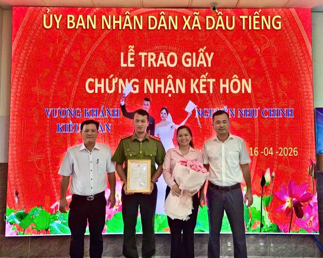 Tổ chức lễ trao giấy chứng nhận kết hôn cho công dân
