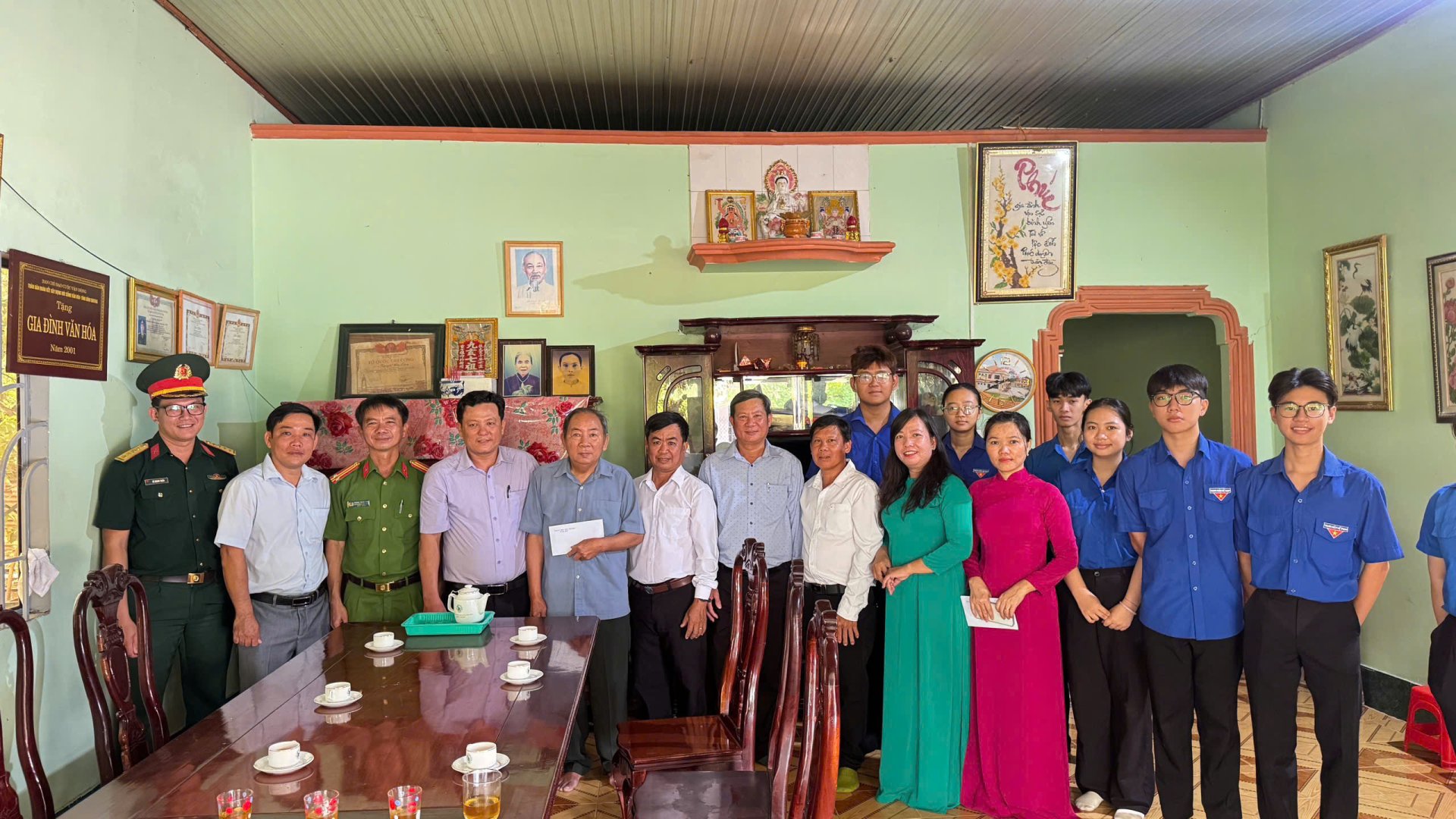 Xã Dầu Tiếng Tổ chức viếng, dâng hương và thăm, tặng quà gia đình chính sách nhân kỷ niệm 79 năm ngày Thương binh – liệt sĩ (27/7/1947 – 27/7/2026)
