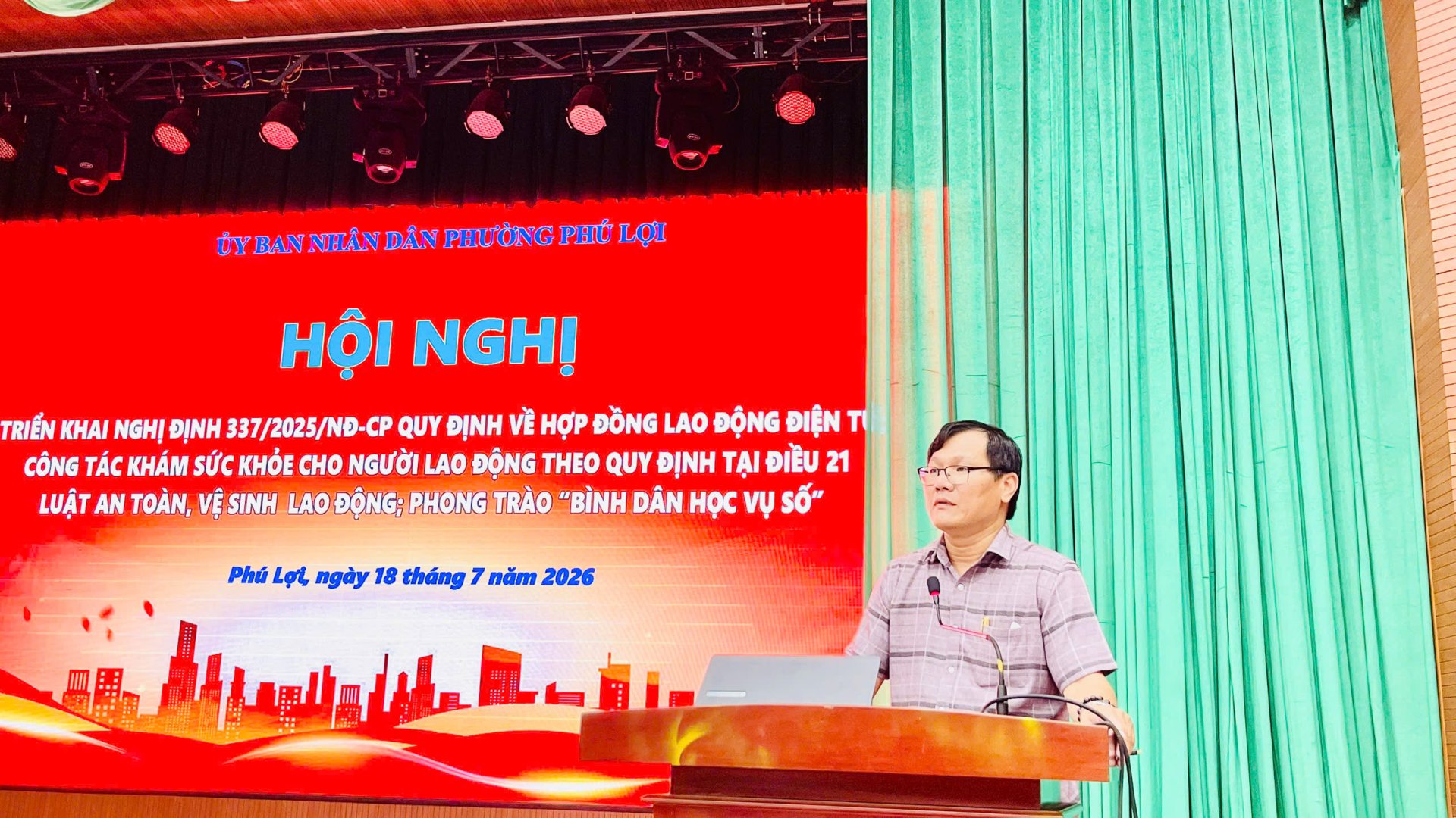 Phường Phú Lợi tổ chức hội nghị triển khai các quy định về hợp đồng lao động điện tử, công tác khám sức khỏe người lao động và phong trào "Bình dân học vụ số"