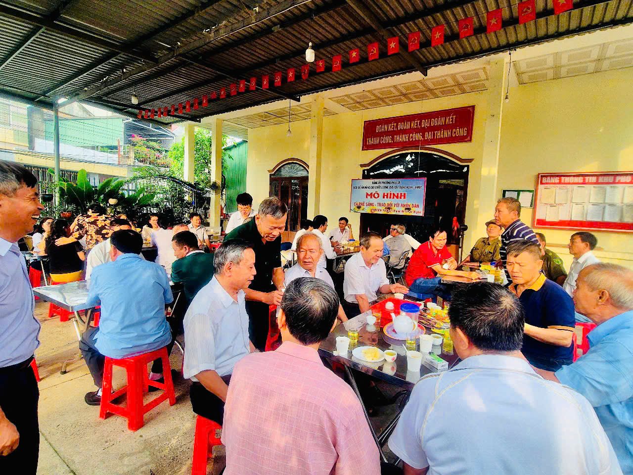 Phường Phú Lợi tiếp tục thực hiện mô hình "Cà phê sáng - Trao đổi với nhân dân" tại Văn phòng khu phố 8