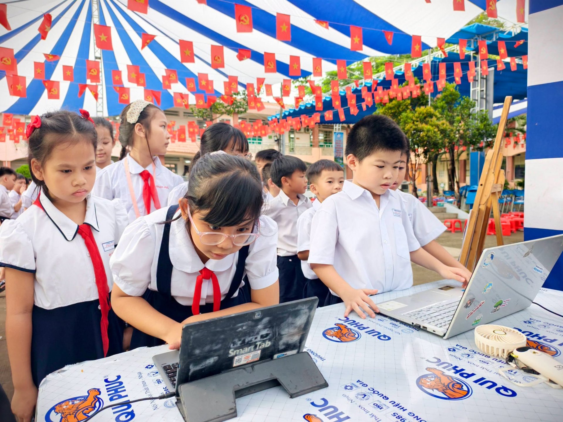 HỌC SINH TIỂU HỌC HÀO HỨNG TRẢI NGHIỆM CÔNG NGHỆ VÀ CHUYỂN ĐỔI SỐ