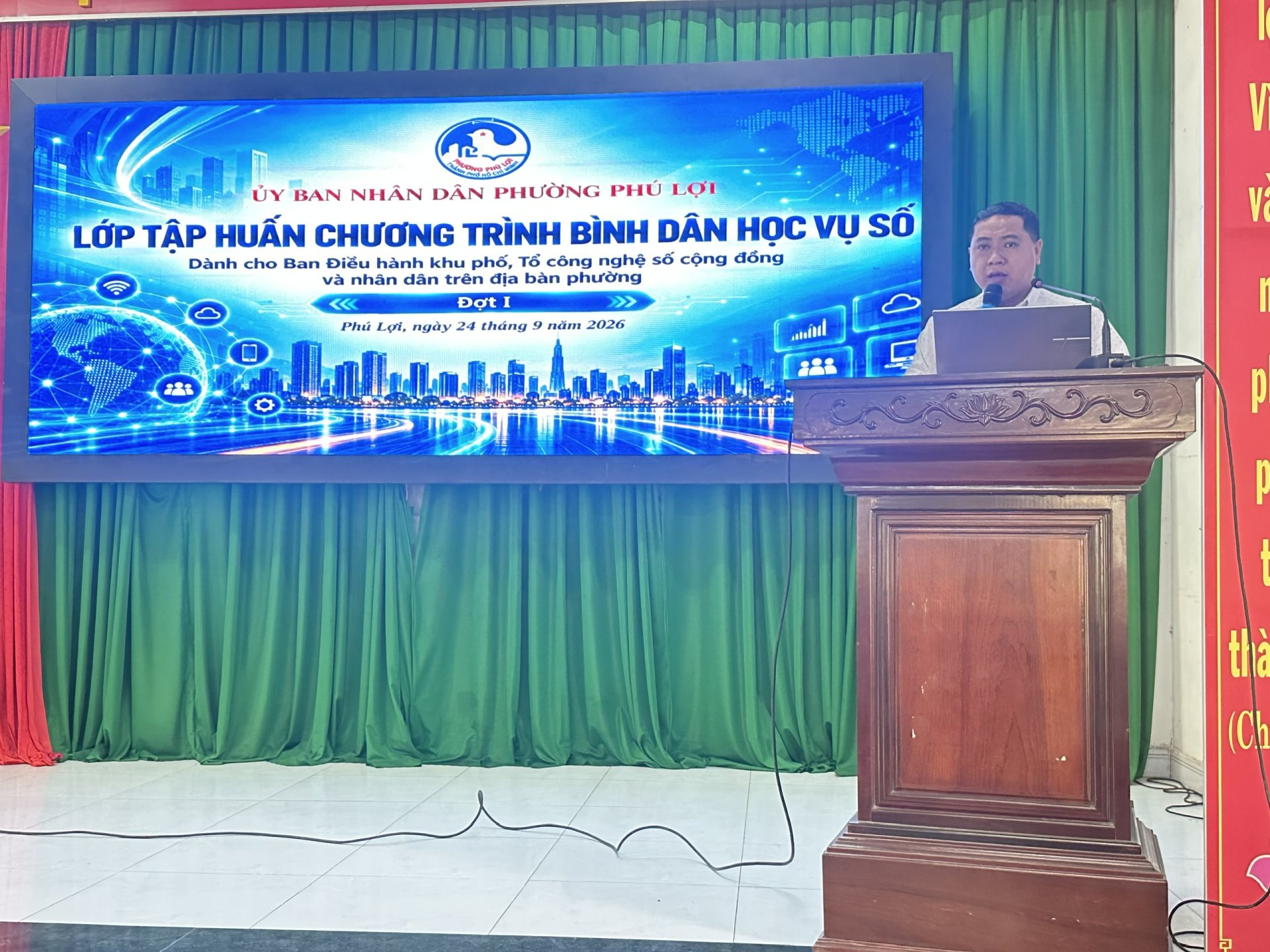 Tập huấn “ Bình dân học vụ số” cho Trưởng các khu phố, Tổ công nghệ số cộng đồng và người dân trên địa bàn phường