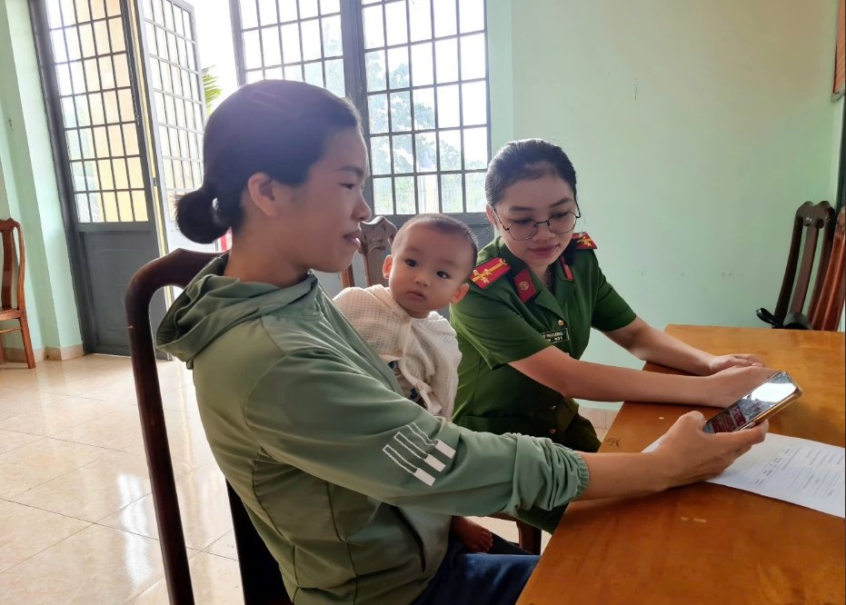 Cán bộ, đảng viên và Nhân dân phường An Bình tích cực góp ý dự thảo sửa đổi, bổ sung một số điều của Hiến pháp năm 2013 qua ứng dụng VNeID