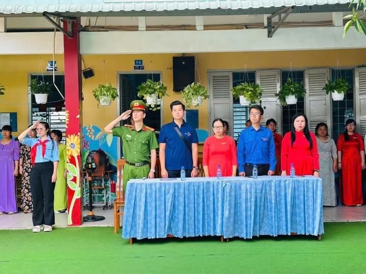 C&oacute; thể l&agrave; h&igrave;nh ảnh về 11 người v&agrave; c&aacute;i bục
