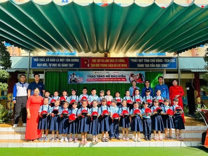 C&oacute; thể l&agrave; h&igrave;nh ảnh về 3 người v&agrave; văn bản
