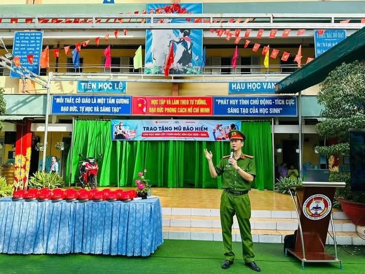 C&oacute; thể l&agrave; h&igrave;nh ảnh về 3 người, c&aacute;i bục v&agrave; văn bản