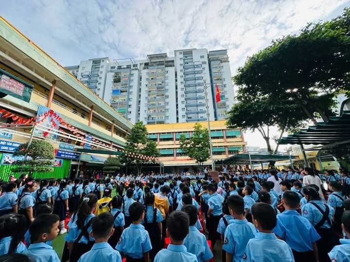 C&oacute; thể l&agrave; h&igrave;nh ảnh về một hoặc nhiều người, đ&aacute;m đ&ocirc;ng v&agrave; văn bản