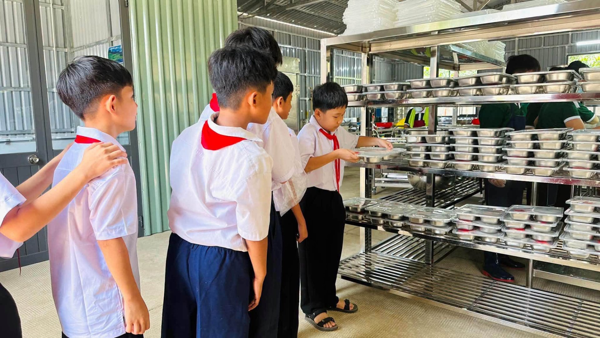 Bữa ăn bán trú miễn phí của học sinh Trường TH và THCS Lộc Thành - Phân hiệu Lộc Thịnh (xã biên giới Lộc Thành, thành phố Đồng Nai)