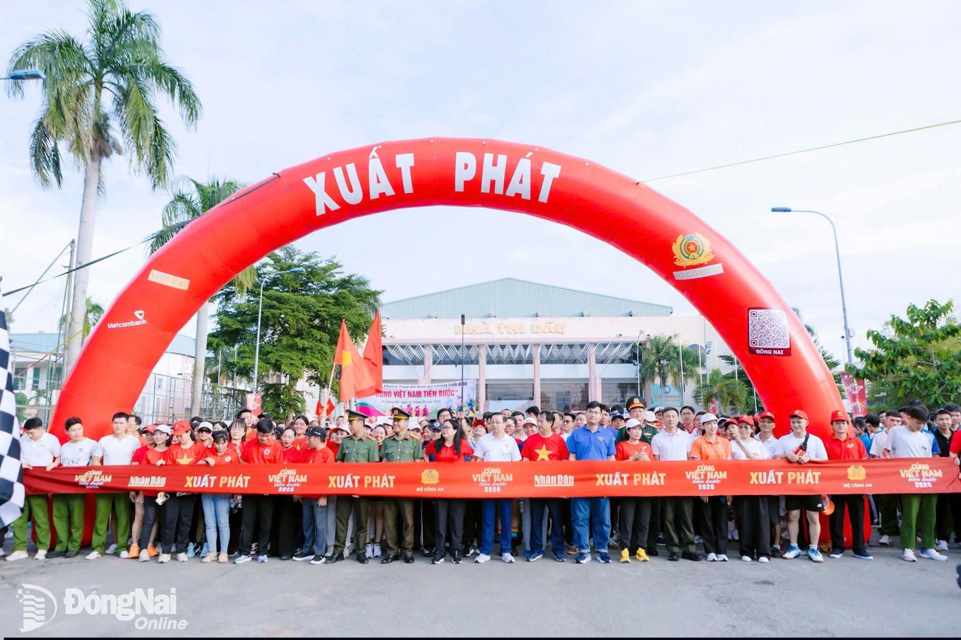 30.000 NGƯỜI DÂN ĐỒNG NAI ĐI BỘ 'CÙNG VIỆT NAM TIẾN BƯỚC'