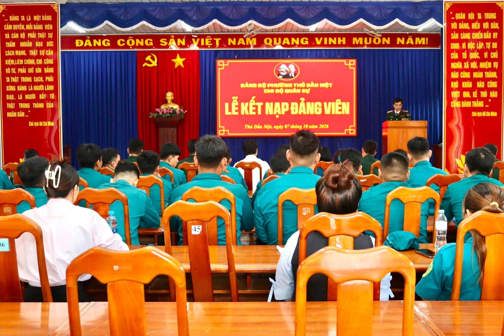 Chi bộ Quân sự phường Thủ Dầu Một kết nạp 8 quần chúng ưu tú vào Đảng