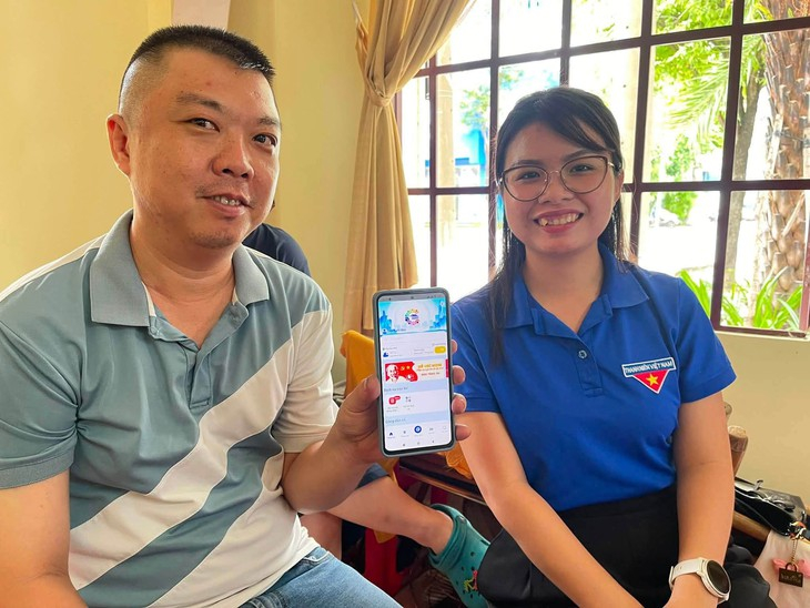 Hỗ trợ cộng đồng chuyển đổi số tại Thủ Dầu Một: Áo xanh tình nguyện cùng bà con - Ảnh 1.