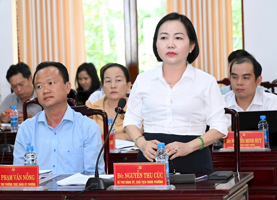 Đồng ch&iacute; Nguyễn Thu C&uacute;c, B&iacute; thư Đảng ủy phường Thủ Dầu Một b&aacute;o c&aacute;o kết quả về c&ocirc;ng t&aacute;c x&acirc;y dựng Đảng. Ảnh: Việt Dũng