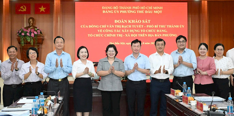 Đo&agrave;n khảo s&aacute;t v&agrave; Đảng ủy phường Thủ Dầu Một chụp ảnh lưu niệm. Ảnh: VIỆT DŨNG