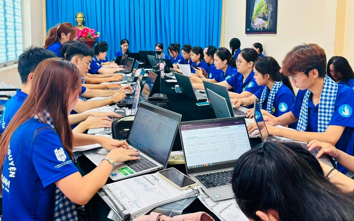 Hỗ trợ cộng đồng chuyển đổi số tại Thủ Dầu Một: Áo xanh tình nguyện cùng bà con - Ảnh 3.