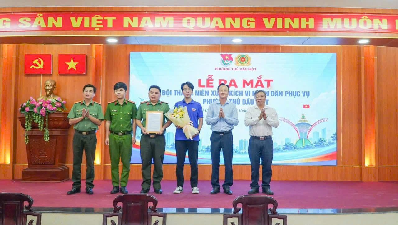 PHƯỜNG THỦ DẦU MỘT RA MẮT “ĐỘI THANH NIÊN XUNG KÍCH VÌ NHÂN DÂN PHỤC VỤ”