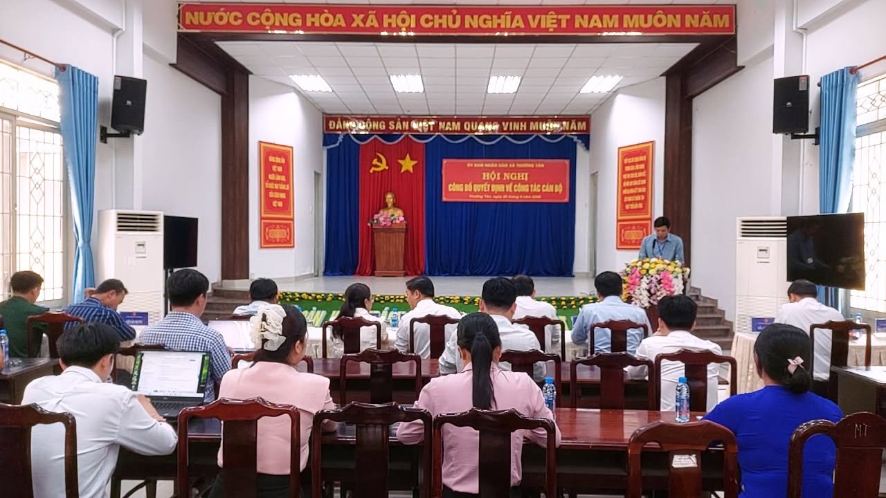 XÃ THƯỜNG TÂN TRAO QUYẾT ĐỊNH BỔ NHIỆM 2 PHÓ TRƯỞNG PHÒNG KINH TẾ…
